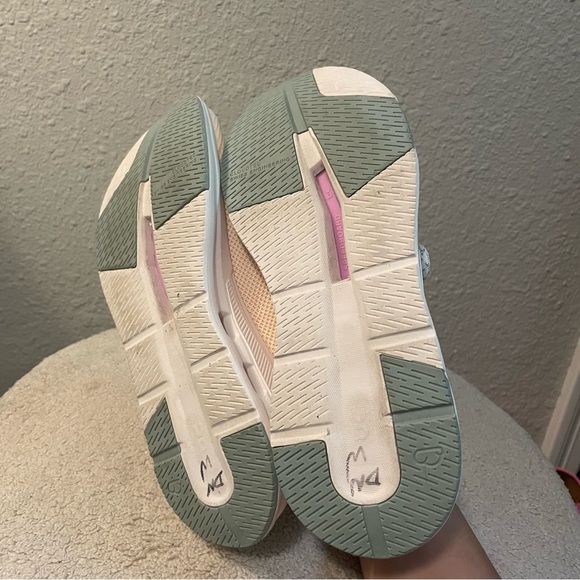 On Running Women's Light Pink/Nude Cloudeasy Athletic Shoes, Size 10 - Picture 4 of 4